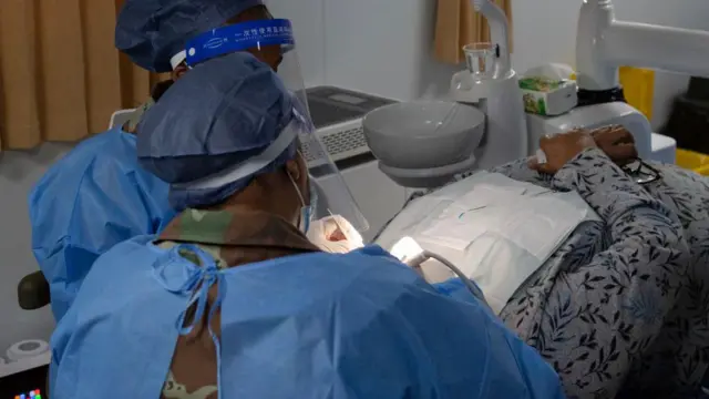 Awọn oṣiṣẹ eleto ilera ileeṣẹ ọmogun South Africa naa n ṣiṣẹ abẹ fawọn eeyan lori ọkọ oju omi ‘Peace Ark.’