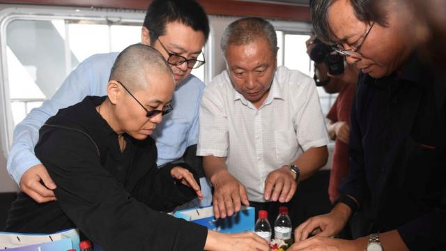 瀋陽市人民政府新聞辦公室提供的照片中，劉霞和家人參與海葬儀式
