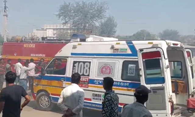 हादसे वाली जगह पर मौडूद एंबुलेंस और फ़ायर ब्रिगेड की गाड़ी