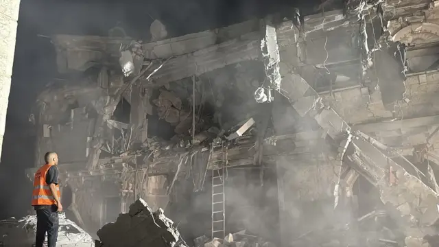 রক্তের দাগ ধরে উদ্ধার-কর্মীরা কোনও মতে দেহগুলি খুঁজে বার করেছিলেন