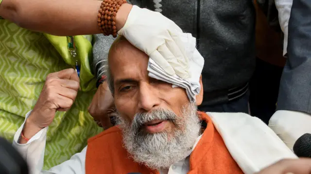 संसद भवन के बाहर बीजेपी सांसद प्रताप सारंगी