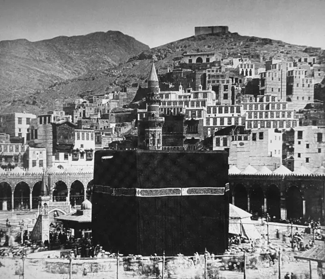 الحجاج يؤدون الطواف حول الكعبة المشرفة في مكة المكرمة، رسم توضيحي يعود إلى عام 1880، من القرن التاسع عشر.