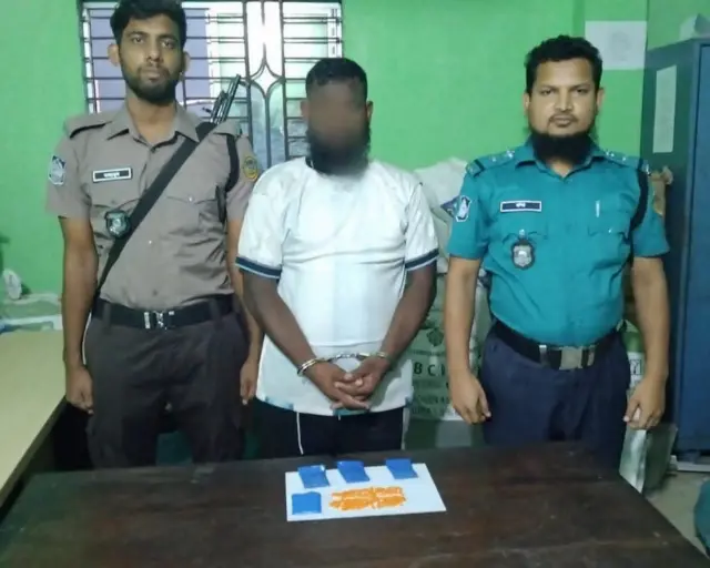 বরিশাল পুলিশের ফেসবুক থেকে সব ছবি সরিয়ে বর্তমানে রাখা হয়েছে এই ছবিটিকে