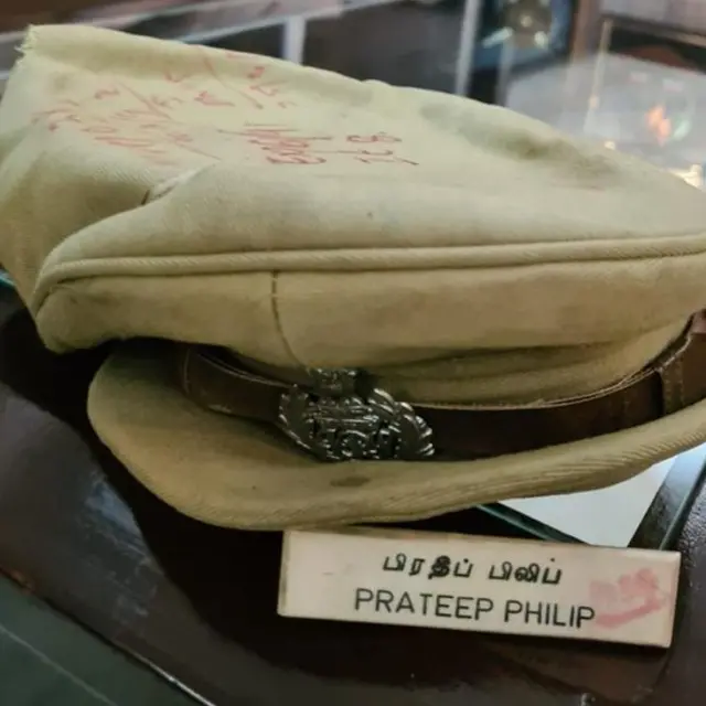 பிரதீப் வி பிலிப் போலீஸ் தொப்பி