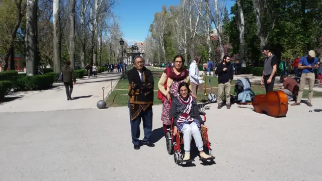 સ્વસ્તિ વાઘ તેમના માતાપિતા સાથે