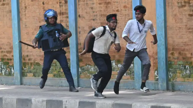 কোটা সংস্কার আন্দোলনে পুলিশের সাথে ধাওয়া-পাল্টা ধাওয়া হয়েছে আন্দোলনকারীদের।