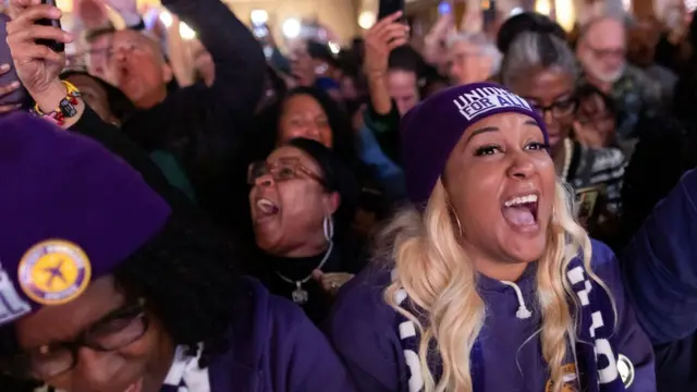 乔治亚州选民祝贺沃诺克获胜。