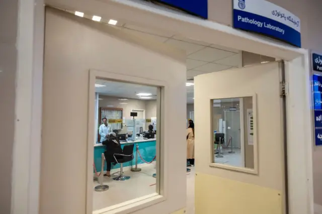 نمایی از یک آزمایشگاه پاتولوژی در یک بیمارستان