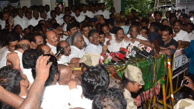 சசிகலா குற்றவாளி என்ற தீர்ப்பு வெளியாகிய பிறகு முதல்வர் ஓ பன்னீர்செல்வம் தீர்ப்பு பற்றி செய்தியாளர் சந்திப்பில் சொந்த கருத்து எதுவும் தெரிவிக்கவில்லை. அமைதி காக்க வேண்டும் என்று மட்டும் குறிப்பிட்டார்.