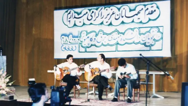 داریوش (وسط) و محمدعلی خواجه‌نوری (چپ)