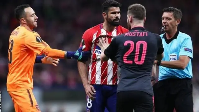 Costa na Mustafi wakikwaruzana na baadae kupewa kadi ya njano na mwamuzi Gianluca Rocchi