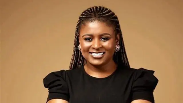 Насмејана Елизабет Амоа у црној хаљини