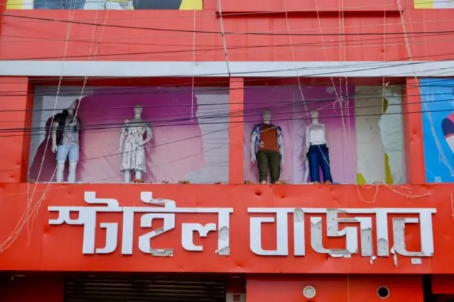 मुर्शिदाबाद येथील हिंसाचारात दुकानं आणि घरांचेही मोठे नुकसान झाले आहे.