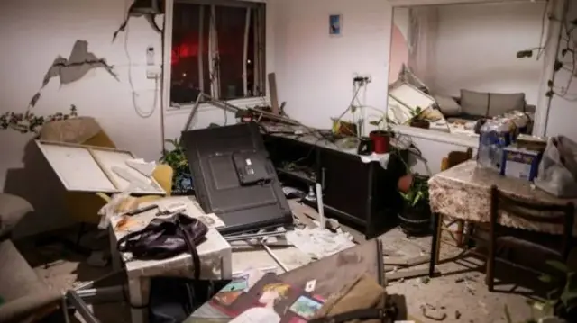 दक्षिणेकडील अराद शहरावर इराणनं केलेल्या क्षेपणास्त्र हल्ल्यामुळं मोठं नुकसान झालं आहे.