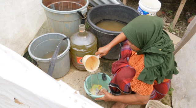Toren air dan saluran listrik baru tersedia pada April lalu. Namun, air yang ada berwarna kuning dan berbau, kata Basriadi.