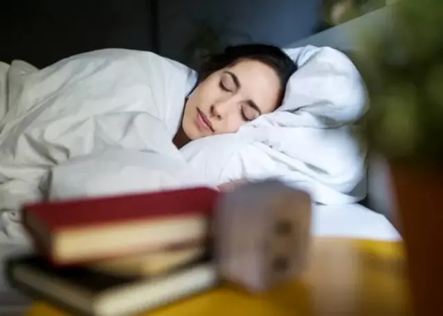 Une femme au sommeil sur son lit