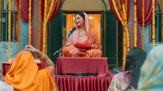 मञ्चमा बसेकी कमलेश