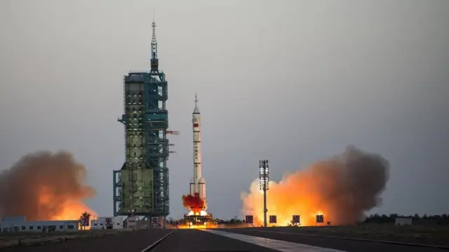 أعلنت الصين عن خطط طموحة لاستكشاف الفضاء تشمل إرسال مركبة إلى الجانب البعيد من القمر