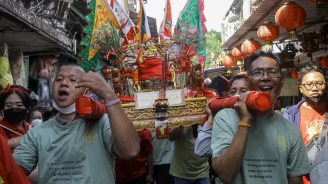 Warga mengikuti Pawai Budaya Cap Go Meh yang menandai berakhirnya perayaan Imlek di daerah Pecinan Glodok, Jakarta Utara