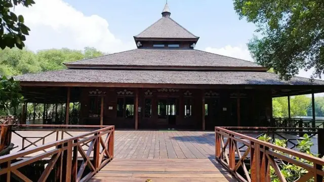 Masjid Al-Hikmah yang terletak di Taman Wisata Alam Angke, Pantai Indah Kapuk, Jakarta Utara.