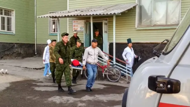 бүгүн эрте менен абалы оор делген жарадарларды Лейлектин район борборунан Баткенди көздөй жөнөтүштү