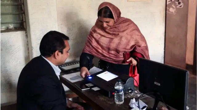 এভাবে ইভিএমে ভোট দিতে গিয়ে অনেকেই জটিলতার মুখে পড়েছেন।