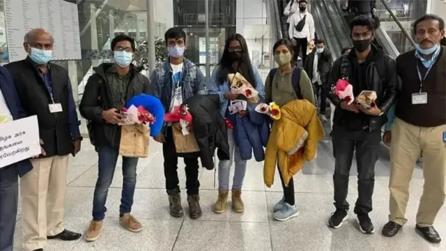 எதிர்காலம் குறித்த விரக்தியில் யுக்ரேனி்ல் இருந்து திருமபிய இந்திய மருத்துவ மாணவர்கள்