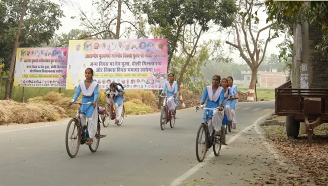 नीतीश कुमार के पैतृक गांव कल्याणबिगहा में साइकिल पर स्कूल जाती लड़कियाँ (फ़ाइल फ़ोटो)