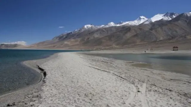 இந்தியா-சீனா எல்லையில் உள்ள பாங்கோங் த்சோ ஏரி