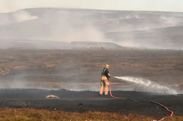 Un bombero en Saddleworth Moor