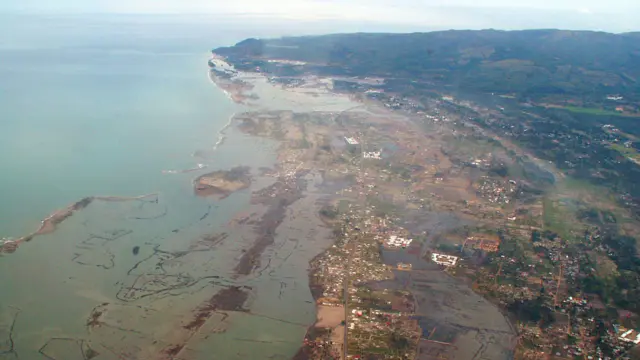 Foto udara garis pantai yang hancur di sebelah selatan Banda Aceh, Indonesia, sekitar delapan bulan setelah gempa bumi dan tsunami Samudra Hindia 2004.