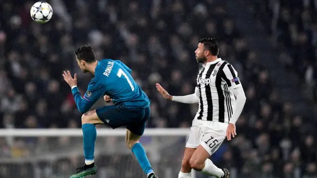 Ronaldo ń gbá bọ́ọ̀lù