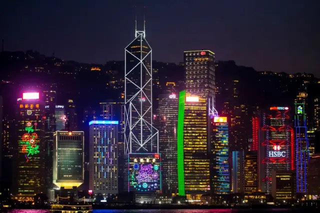 矗立在香港维多利亚海旁的中银大厦（中间发光建筑）