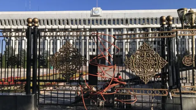 Перевязанные ворота Белого дома