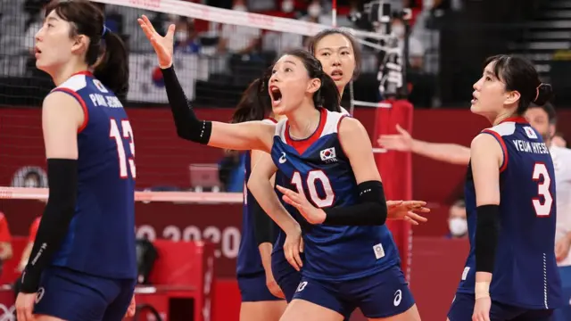 김연경 선수가 4일 '2020 도쿄올림픽' 여자 배구 8강 대한민국과 터키의 경기에서 심판진에 항의하고 있다