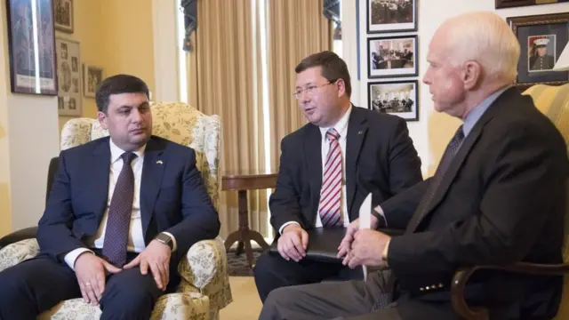 Прем'єр-міністр України Володимир Гройсман, заступник керівника Протоколу прем'єр-міністра України Станіслав Єжов, у центрі, та голова Комітету з питань Збройних Сил Сенату США сенатор Джон МакКейн під час зустрічі у Вашингтоні, 2016 рік