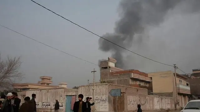 කාර්යාල සංකීර්ණය තුළින් ඝන කළු දුමාරයක් ඉහළ නගිමින් ඇති පින්තූර ලැබෙමින් පවතී.