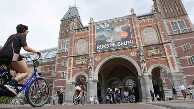 Королевский Рейксмюсеум в Амстердаме - один из немногих крупных музеев в Европе, возобновивших свою работу