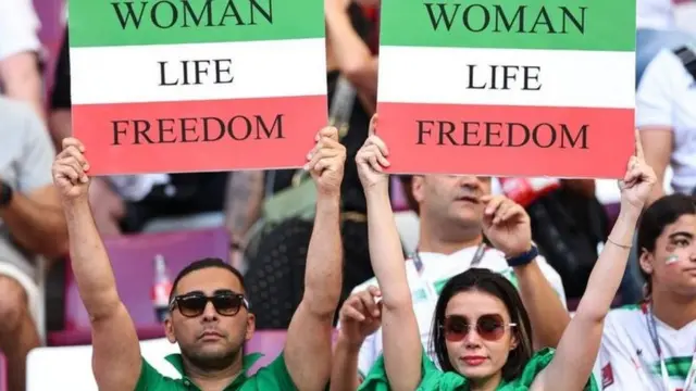 ईरान के समर्थकों ने नारे भी लगाए