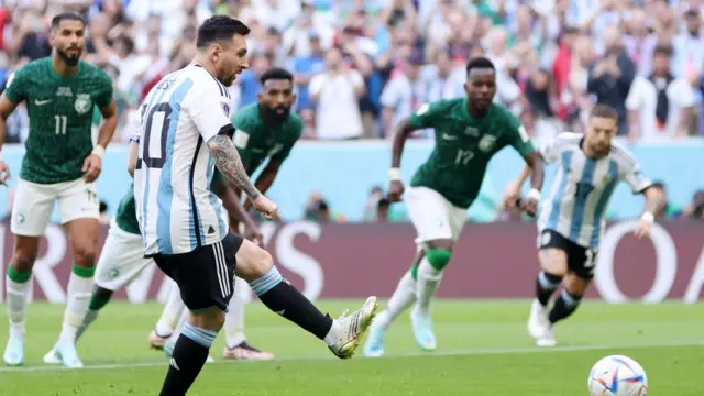 Messi convierte su penalti frente a Arabia Saudita