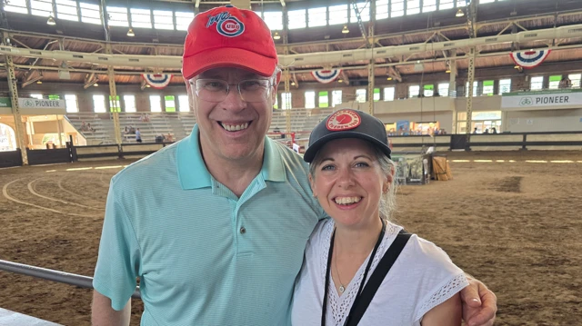 El agricultor Gil Gullickson fotografiado con Anna Jones en la Feria Estatal de Iowa