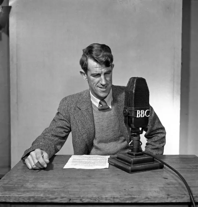 सगरमाथाका प्रथम आरोही एडमन्ड हिलरी बीबीसीको स्टुडियोमा माइक अगाडि