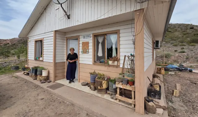 Mujer en la puerta de una casa