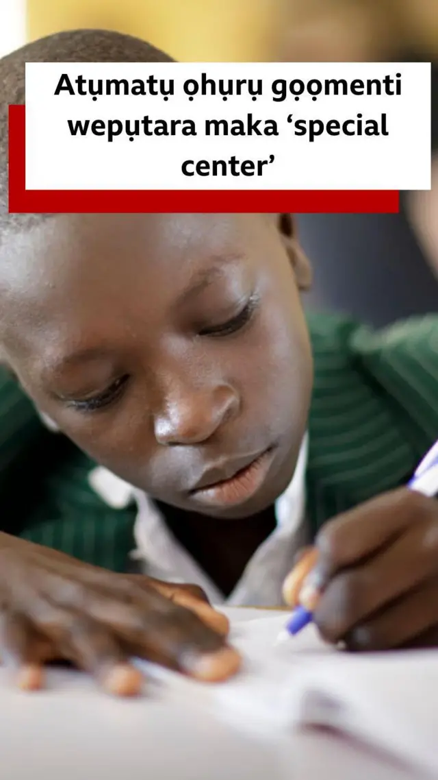 Foto gosiri ka nwa ụlọakwụkwọ nọ na-ede ule ya 