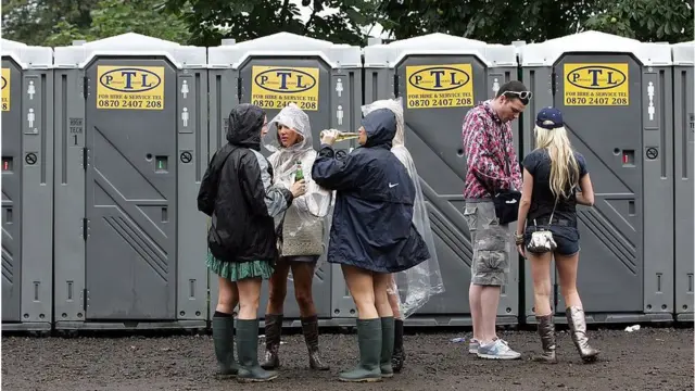 Baños portátiles en un festival