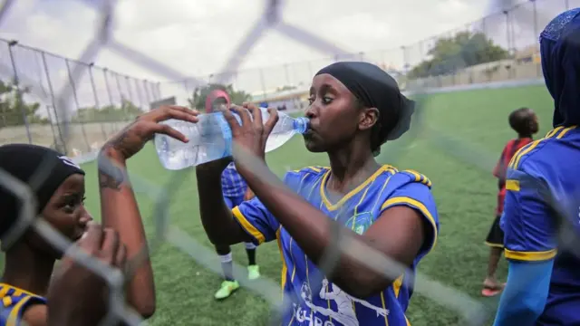 Des Somaliennes jouant au football à Mogadiscio.