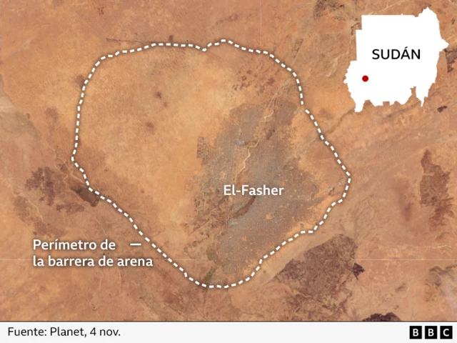 Imagen satelital con anotaciones que muestra un terraplén de arena que rodea El Fasher