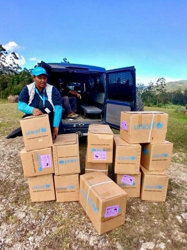 Una mujer de Unicef quita de una camioneta cajas con suministros para los sobrevivientes afectados por el deslizamiento de tierra en Papúa Nueva Guinea.