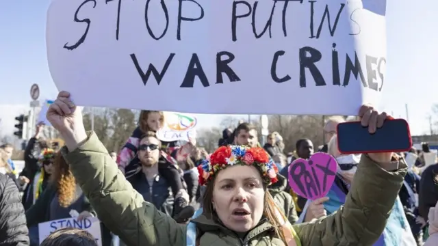 दुनिया भर में यूक्रेन पर रूस की कार्रवाई के ख़िलाफ़ हो रहे हैं प्रदर्शन