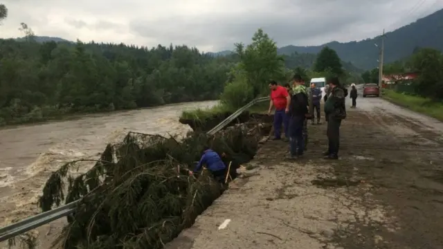 У Чернівецькі області також підтоплює села і розмиває дороги